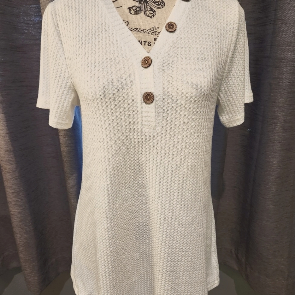 🖤 Women's 3 quarter botton up, V- neck shirt.